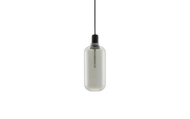 En minimalistisk pendel med en cylinderskærm af matteret glas, ophængt i en sort ledning mod en hvid baggrund, er en væsentlig designtilsætning til ethvert moderne interiør.