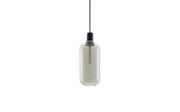 En minimalistisk pendel med en cylinderskærm af matteret glas, ophængt i en sort ledning mod en hvid baggrund, er en væsentlig designtilsætning til ethvert moderne interiør.
