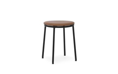 En moderne skammel med brunt lædersæde og tynde sorte metalben, med TomorrowsDesign-æstetik, isoleret på en hvid baggrund.