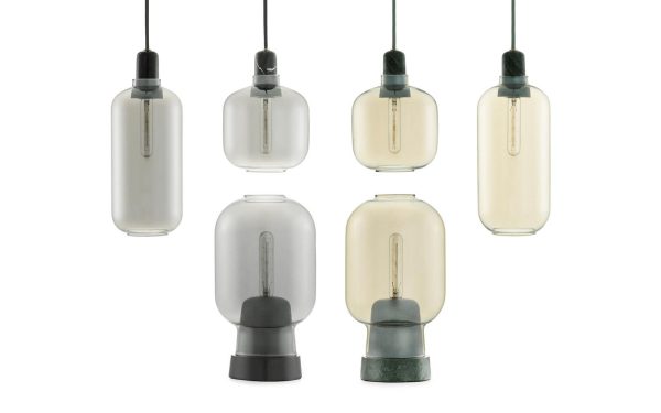 Fem moderne pendellamper med forskellige former og gennemskinnelige glasdæksler, hængende på en hvid baggrund. Tre lys er klare, og to har en let gul nuance. Dette unikke ensemble eksemplificerer TomorrowsDesigns innovative tilgang til moderne lysdesign.