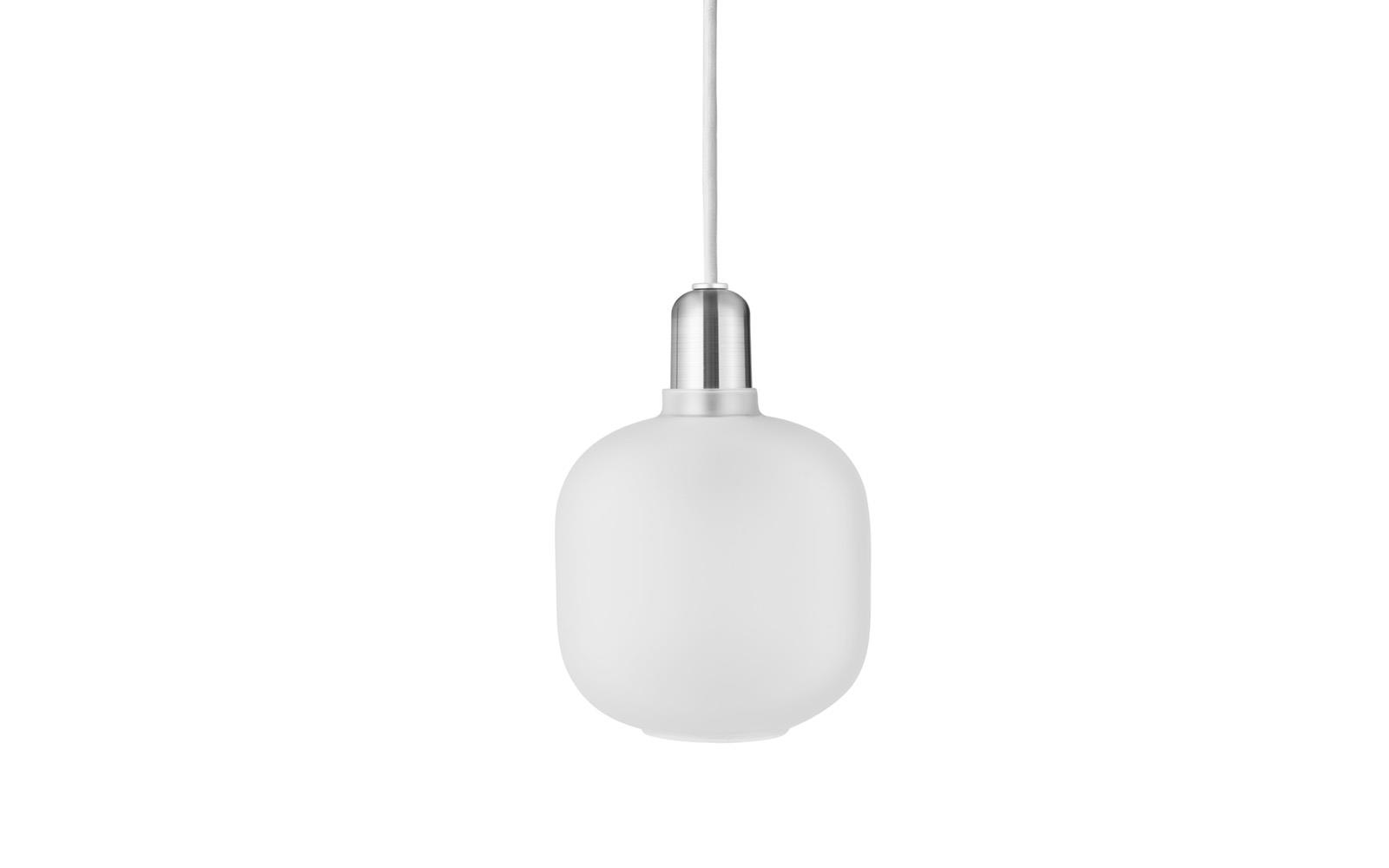 EN NORMANN COPENHAGEN - Amp Pendel med en skærm i matteret glas og en metallisk top, hængende fra et simpelt kabel, isoleret på en hvid baggrund.