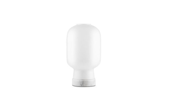 En almindelig, hvid NORMANN COPENHAGEN - Amp Bordlampe med en metallisk base, isoleret på en hvid baggrund. flasken er opretstående og lukket, med et glat, minimalistisk design.