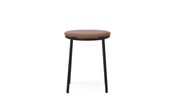En enkel rund skammel med en brun sædehynde og tre sorte metalben fra TomorrowsDesign, isoleret på en hvid baggrund.