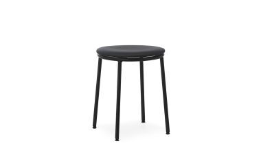 En enkel sort rund skammel med tynde, lige metalben på hvid baggrund, perfekt til moderne interiør.
