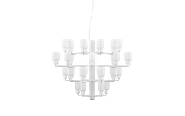Moderne NORMANN COPENHAGEN - Amp Lysekrone med en symmetrisk struktur med flere cylindriske hvide lys, hængende fra et enkelt hvidt kabel mod en almindelig hvid baggrund.