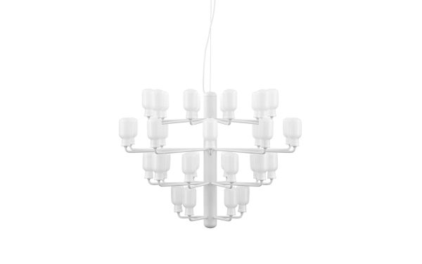 Moderne NORMANN COPENHAGEN - Amp Lysekrone med en symmetrisk struktur med flere cylindriske hvide lys, hængende fra et enkelt hvidt kabel mod en almindelig hvid baggrund.