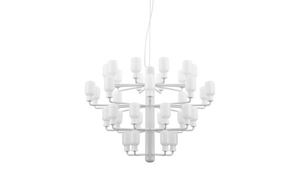 Moderne hvid lysekrone med flere cylindriske pærer arrangeret i et symmetrisk, komplekst mønster, isoleret på en hvid baggrund. NORMANN COPENHAGEN - Amp Lysekrone.