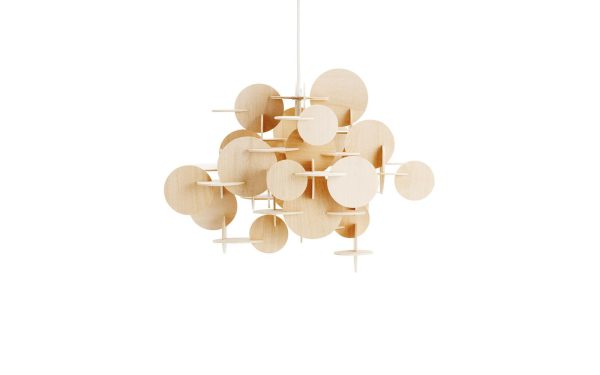 Moderne NORMANN COPENHAGEN - Bau Lampe lavet af flere sammenlåsende træcirkler i forskellige størrelser, ophængt fra loftet af tynde kabler, isoleret på en hvid baggrund.