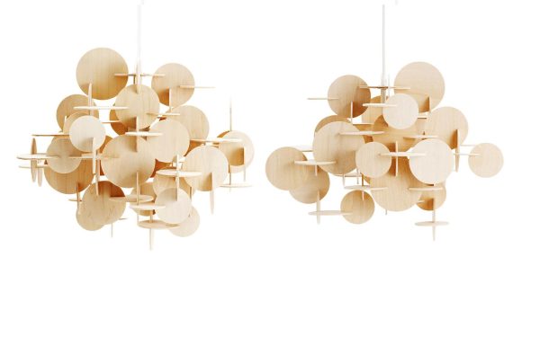 To NORMANN COPENHAGEN - Bau lamper med flere cirkulære træpaneler forbundet med tynde stænger, hvilket skaber et geometrisk design, ophængt mod en hvid baggrund.