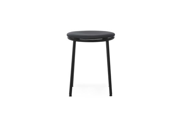 En moderne skammel med et rundt, sort polstret sæde og slanke sorte metalben, isoleret mod en hvid baggrund, har praktisk design.
