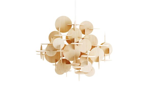 EN NORMANN COPENHAGEN - Bau Lampe lavet af flere træskiver arrangeret i forskellige vinkler på en hvid baggrund. armaturet har et enkelt, men indviklet design, der understreger geometriske former og naturlige materialer.