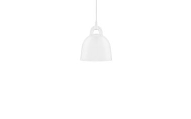 En enkelt NORMANN COPENHAGEN - Bell Lampe Ø22 hængende fra loftet mod en almindelig hvid baggrund.