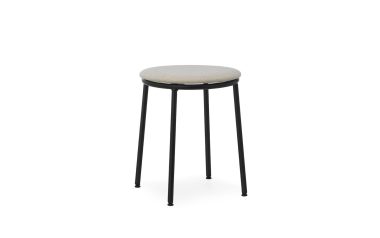 En enkel rund skammel med et lysegråt polstret sæde og slanke sorte metalben fra TomorrowsDesign, isoleret på en hvid baggrund.