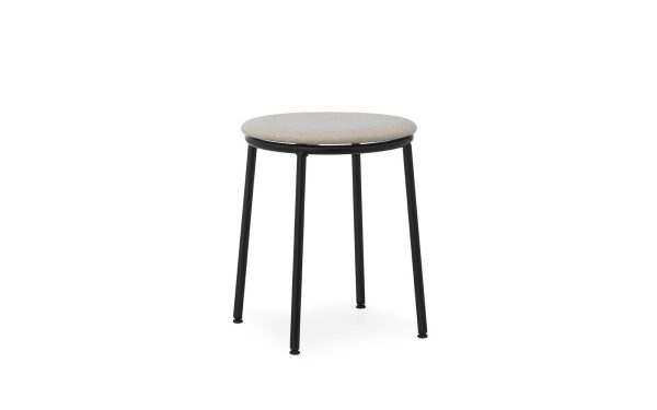 En enkel rund skammel med et lysegråt polstret sæde og slanke sorte metalben fra TomorrowsDesign, isoleret på en hvid baggrund.