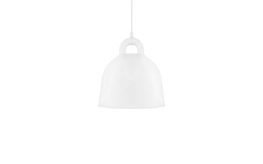 EN NORMANN COPENHAGEN - Bell Lampe Ø35 pendel hænger fra loftet mod en almindelig hvid baggrund. Dens glatte, klokkeformede nuance giver en enkel, moderne æstetik.