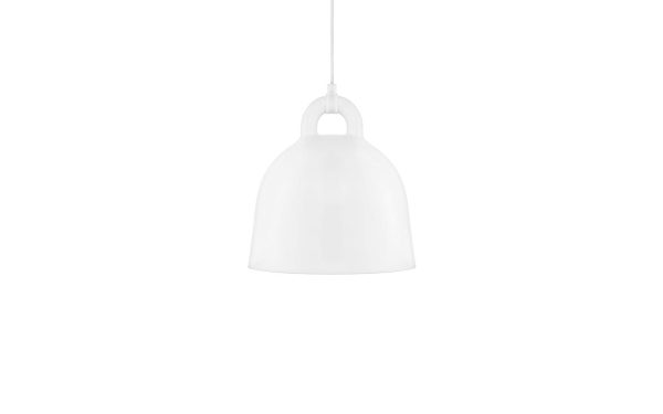 EN NORMANN COPENHAGEN - Bell Lampe Ø35 pendel hænger fra loftet mod en almindelig hvid baggrund. Dens glatte, klokkeformede nuance giver en enkel, moderne æstetik.
