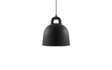 En slank sort NORMANN COPENHAGEN - Bell Lampe Ø35 hænger fra en sort snor mod en almindelig hvid baggrund. Skærmen er klokkeformet og udsender en moderne, minimalistisk stemning.