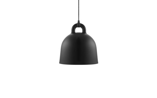 En slank sort NORMANN COPENHAGEN - Bell Lampe Ø35 hænger fra en sort snor mod en almindelig hvid baggrund. Skærmen er klokkeformet og udsender en moderne, minimalistisk stemning.