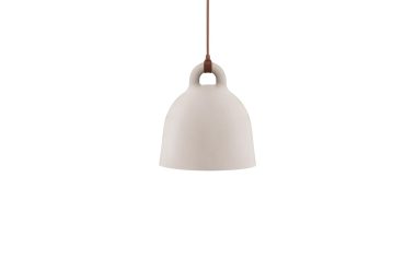 En enkel NORMANN COPENHAGEN - Bell Lampe Ø35 med en glat, klokkeformet skærm, der hænger i en brun snor, isoleret mod en almindelig hvid baggrund.