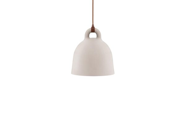 En enkel NORMANN COPENHAGEN - Bell Lampe Ø35 med en glat, klokkeformet skærm, der hænger i en brun snor, isoleret mod en almindelig hvid baggrund.