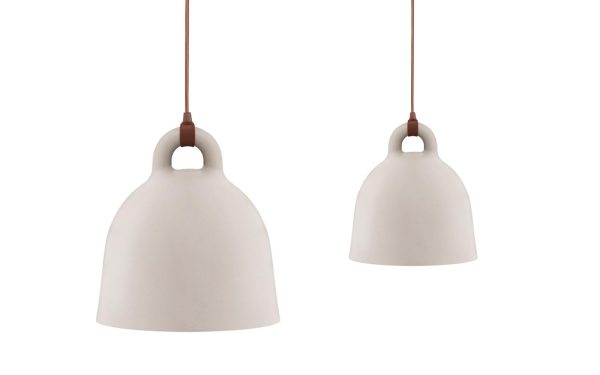 To NORMANN COPENHAGEN - Bell Lampe Ø35 med en glat, mat finish og brune kabler, isoleret på en hvid baggrund. Lygterne har en klokkeform med en let udstråling i bunden og en løkke på toppen.