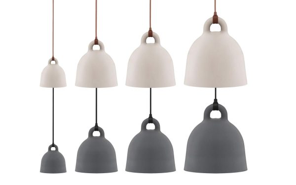 Syv NORMANN COPENHAGEN - Bell Lampe Ø35 pendellamper i forskellige størrelser og former, der hænger på en hvid baggrund. lamperne er i nuancer af grå og råhvid, ophængt i brune snore.