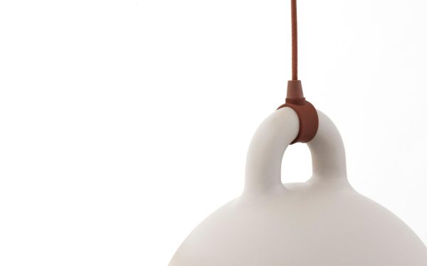 En moderne NORMANN COPENHAGEN - Bell Lampe Ø35 pendel med et glat, buet design og en brun elektrisk ledning, hængende mod en almindelig hvid baggrund.