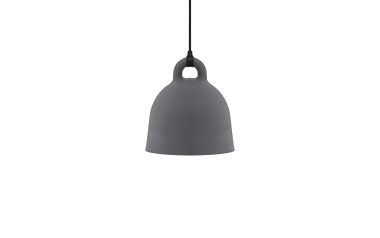 En simpel grå NORMANN COPENHAGEN - Klokkelampe Ø35 hængende i en sort snor mod en almindelig hvid baggrund. den klokkeformede skærm har en glat finish og en lille håndtagslignende udsmykning øverst.