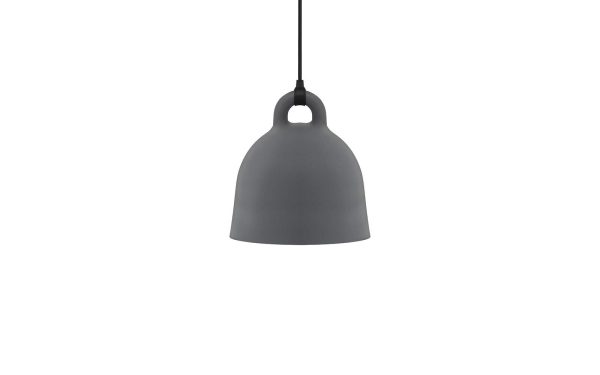 En simpel grå NORMANN COPENHAGEN - Klokkelampe Ø35 hængende i en sort snor mod en almindelig hvid baggrund. den klokkeformede skærm har en glat finish og en lille håndtagslignende udsmykning øverst.