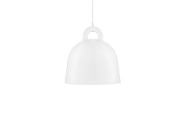EN NORMANN COPENHAGEN - Bell Lampe Ø42 hængende i et kabel mod en almindelig hvid baggrund. Lysarmaturen har en glat, klokkeformet kuppel.