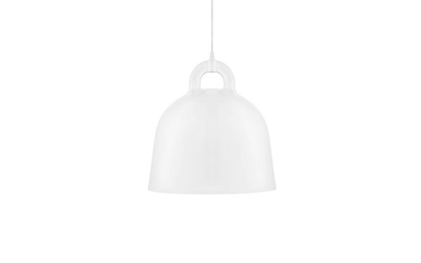 EN NORMANN COPENHAGEN - Bell Lampe Ø42 hængende i et kabel mod en almindelig hvid baggrund. Lysarmaturen har en glat, klokkeformet kuppel.