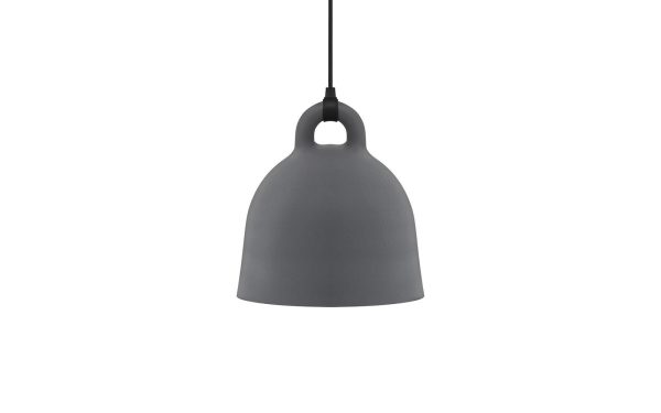 En mat grå NORMANN COPENHAGEN - Bell Lampe Ø42 pendel, hængende i et sort kabel mod en hvid baggrund.