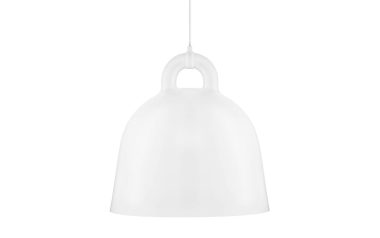 EN NORMANN COPENHAGEN - Klokkelampe Ø55 med glat, uigennemsigtigt klokkeformet dæksel, hængende i en enkelt ledning mod en almindelig hvid baggrund.