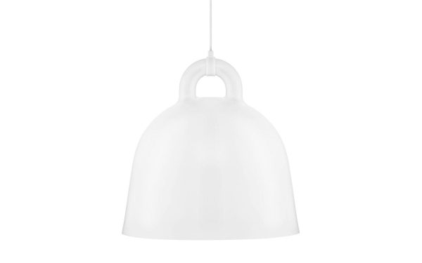 EN NORMANN COPENHAGEN - Klokkelampe Ø55 med glat, uigennemsigtigt klokkeformet dæksel, hængende i en enkelt ledning mod en almindelig hvid baggrund.