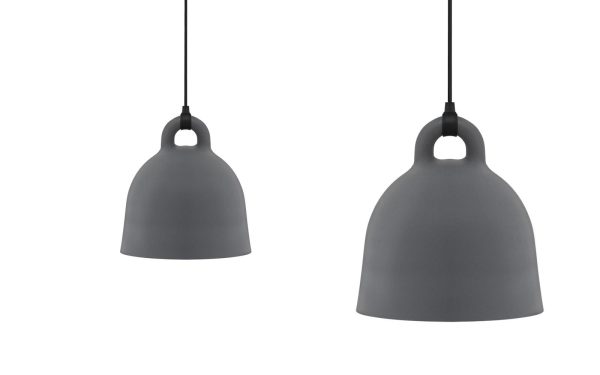 To NORMANN COPENHAGEN Bell Lampe Ø55 pendellamper hængende fra et hvidt loft, hver med et enkelt, klokkeagtigt design og en lille udskæringsdetalje nær toppen.