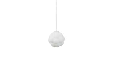 En moderne NORMANN COPENHAGEN - Bubba Lampe Ø25 med et kugleformet, skylignende design, der hænger fra en simpel hvid snor mod en almindelig hvid baggrund.