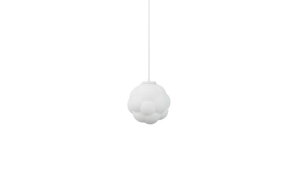 En moderne NORMANN COPENHAGEN - Bubba Lampe Ø25 med et kugleformet, skylignende design, der hænger fra en simpel hvid snor mod en almindelig hvid baggrund.