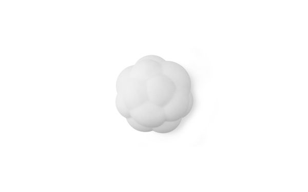 En digital illustration af en NORMANN COPENHAGEN - Bubba Lampe Ø25 med et blødt, luftigt udseende, sat mod en almindelig hvid baggrund. skyen har en lidt uregelmæssig, afrundet form.
