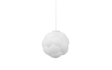 EN NORMANN COPENHAGEN - Bubba Lampe Ø42 med et geometrisk, mangefacetteret skærmdesign, hænger fra et simpelt hvidt kabel mod en ren hvid baggrund.