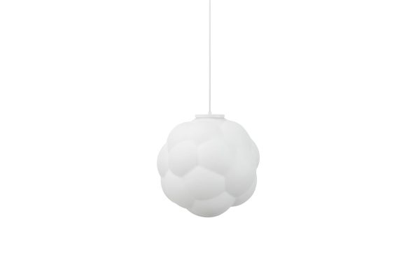 EN NORMANN COPENHAGEN - Bubba Lampe Ø42 med et geometrisk, mangefacetteret skærmdesign, hænger fra et simpelt hvidt kabel mod en ren hvid baggrund.