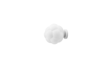 En hvid, kugleformet NORMANN COPENHAGEN - Bubba Loftslampe Ø25 med facetteret overflade, isoleret mod en almindelig hvid baggrund.