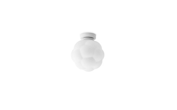En hvid, uigennemsigtig NORMANN COPENHAGEN - Bubba Loftslampe Ø25 pendel med en uregelmæssig, facetteret overflade og en metallisk hætte, isoleret på en hvid baggrund.