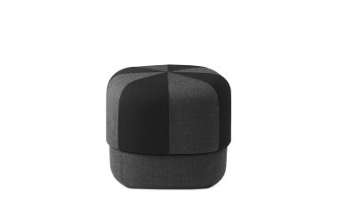 En minimalistisk, stilfuld skammel med cylindrisk form, opdelt i sorte og grå segmenter, med en flad top og en lille bund. Baggrunden er almindelig hvid, hvilket understreger taburettens interiørdesign.