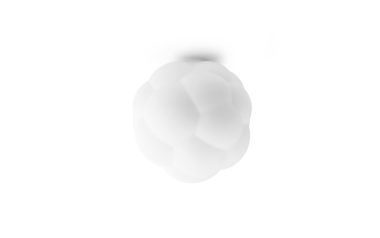 Et digitalt gengivet billede af en hvid, amorf NORMANN COPENHAGEN - Bubba Loftslampe Ø42 med en subtil, blød overflade, mod en helt hvid baggrund. formen er let sfærisk med en udefineret, blødt fokus tekstur.