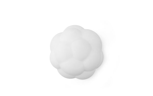 En 3d-gengivelse af en NORMANN COPENHAGEN - Bubba Loftslampe Ø42 isoleret på en almindelig hvid baggrund. skyen har et glat, afrundet udseende med let skygge for at øge dens dybde.