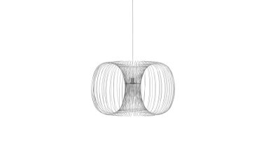 EN NORMANN COPENHAGEN - Coil Lampe Ø76 pendel med et unikt dobbelt-sløjfe design med tynde, vertikalt justerede ledninger, ophængt i et simpelt kabel, sat mod en almindelig hvid baggrund.