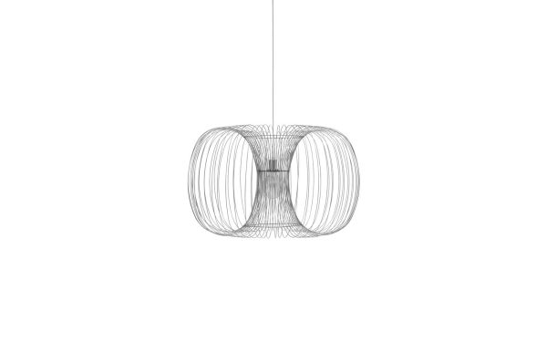 EN NORMANN COPENHAGEN - Coil Lampe Ø76 pendel med et unikt dobbelt-sløjfe design med tynde, vertikalt justerede ledninger, ophængt i et simpelt kabel, sat mod en almindelig hvid baggrund.