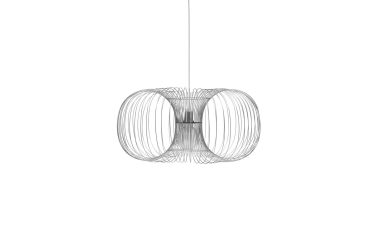 Moderne pendel med et symmetrisk wireframe-design i timeglasform med løkker, ophængt fra et loft med en enkelt ledning, mod en almindelig hvid baggrund. Ideel til moderne interiør æstetik.