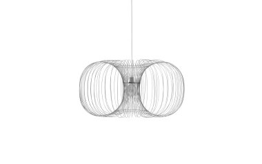 En moderne pendel med to krydsende wireframe-kugler i et symmetrisk design, ophængt i et enkelt kabel mod en almindelig hvid baggrund. Dette stykke er perfekt til ethvert interiør, der ønsker at inkorporere slanke designelementer.