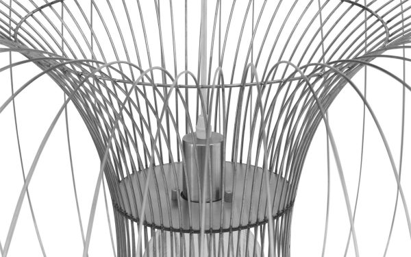 Et monokromt billede af en moderne stol med metaltrådsramme set fra oven, som viser et indviklet design af tynde, buede ledninger, der stråler udad fra en central cylindrisk base.